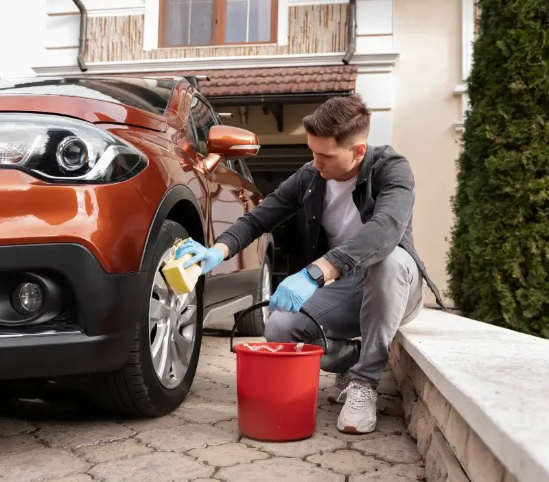 Lavage auto à domicile Roumengoux : professionnel intervenant sur un véhicule